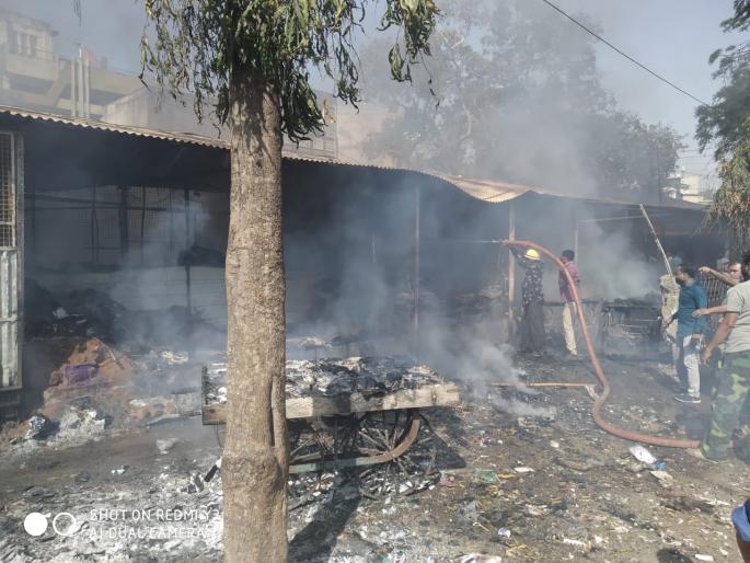 Fire at Tilak Bazaar in Wardha, burn down all shops! | वर्ध्यातील टिळक बाजाराला आग, सर्व दुकाने जळून खाक!  Fire at Tilak Bazaar in Wardha, burn down all shops! | वर्ध्यातील टिळक बाजाराला आग, सर्व दुकाने जळून खाक!