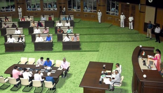 The MLAs in the Jharkhand Assembly fell asleep, snoring loudly; The Chief Minister kept looking back | भर विधानसभेत आमदार झोपले, जोरजोरात घोरू लागले; मुख्यमंत्री वळून वळून पाहत राहिले The MLAs in the Jharkhand Assembly fell asleep, snoring loudly; The Chief Minister kept looking back | भर विधानसभेत आमदार झोपले, जोरजोरात घोरू लागले; मुख्यमंत्री वळून वळून पाहत राहिले