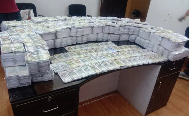 The trio was carrying fake Rs 7.9 crore notes from the vehicle when police caught them during the investigation | वाहनातून ७.९ कोटींच्या बनावट नोटा घेऊन जात होतं त्रिकुट, पोलीस तपासादरम्यान पकडले  The trio was carrying fake Rs 7.9 crore notes from the vehicle when police caught them during the investigation | वाहनातून ७.९ कोटींच्या बनावट नोटा घेऊन जात होतं त्रिकुट, पोलीस तपासादरम्यान पकडले