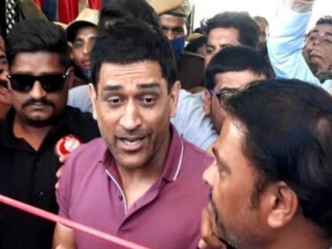Crowd in Rajasthan goes berserk to catch a glimpse of MS Dhoni; After that Dhoni reached in Chennai  | MS Dhoni : महेंद्रसिंग धोनीनं मोडले कोरोना नियम?; चाहत्यांची तौबा गर्दी, पोलिसांना करावा लागला लाठीचार्ज