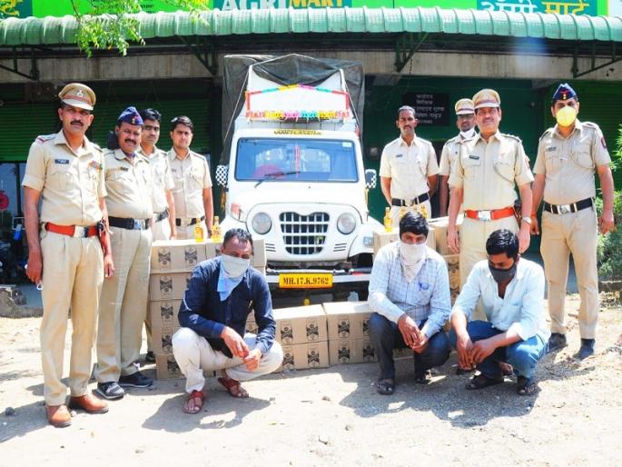 4 lakh whiskey inside the top cooler in the pickup; Both arrested with alcohol smuggling mastermind | पिकअपमध्ये वर कुलर आत ४ लाखाची व्हिस्की; मद्य तस्करीच्या मास्टरमाइंडसह दोघे अटकेत 4 lakh whiskey inside the top cooler in the pickup; Both arrested with alcohol smuggling mastermind | पिकअपमध्ये वर कुलर आत ४ लाखाची व्हिस्की; मद्य तस्करीच्या मास्टरमाइंडसह दोघे अटकेत