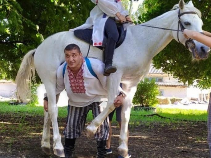 Man lifts the horse on the shoulder and lifts 152 kg with one hand see shocking video | Man lifts the horse on the shoulder : बाप रे बाप! घोड्याला एका खांद्यावर उचलून धाव धाव धावतोय पठ्ठ्या; समोर आला Shocking Video Man lifts the horse on the shoulder and lifts 152 kg with one hand see shocking video | Man lifts the horse on the shoulder : बाप रे बाप! घोड्याला एका खांद्यावर उचलून धाव धाव धावतोय पठ्ठ्या; समोर आला Shocking Video