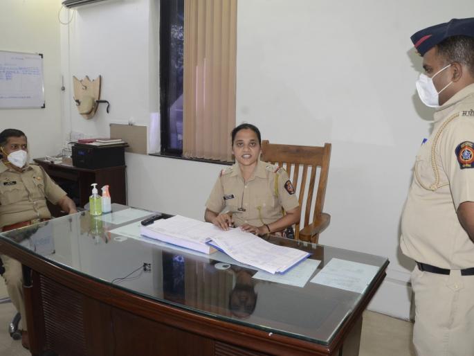 Yerwada's female police sub-inspector became a one-day "in-charge" police inspector | येरवड्याच्या महिला पोलीस उपनिरीक्षक झाल्या एक दिवसाच्या "इन्चार्ज" पोलीस निरीक्षक Yerwada's female police sub-inspector became a one-day "in-charge" police inspector | येरवड्याच्या महिला पोलीस उपनिरीक्षक झाल्या एक दिवसाच्या "इन्चार्ज" पोलीस निरीक्षक