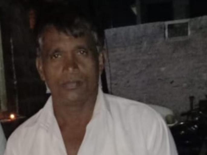 Asked for a lift and died in a minute; The two-wheeler plunged into the moving bus due to the impact of the dumper | लिफ्ट मागणं बेतलं जीवावर; वाळूच्या डंपरनं दिलेल्या धडकेत दुचाकी घुसली चालत्या बसमध्ये! Asked for a lift and died in a minute; The two-wheeler plunged into the moving bus due to the impact of the dumper | लिफ्ट मागणं बेतलं जीवावर; वाळूच्या डंपरनं दिलेल्या धडकेत दुचाकी घुसली चालत्या बसमध्ये!