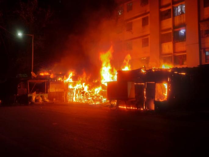 Fire broke out in three shops in Pimpri | पिंपरीमध्ये आगीत तीन दुकाने खाक; घरेदेखील काळवंडली Fire broke out in three shops in Pimpri | पिंपरीमध्ये आगीत तीन दुकाने खाक; घरेदेखील काळवंडली