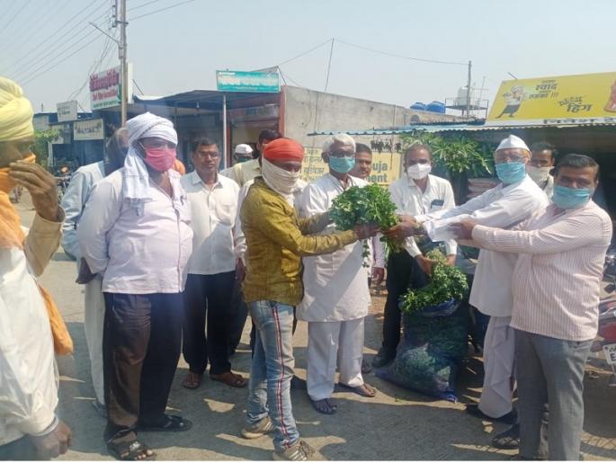 ‘Facilitate the sale of vegetables’; Free distribution of vegetables made by Kisan Sabha | 'भाजीपाला विक्रीची सोय करा'; किसानसभेने केले भाजीपाल्याचे मोफत वितरण ‘Facilitate the sale of vegetables’; Free distribution of vegetables made by Kisan Sabha | 'भाजीपाला विक्रीची सोय करा'; किसानसभेने केले भाजीपाल्याचे मोफत वितरण
