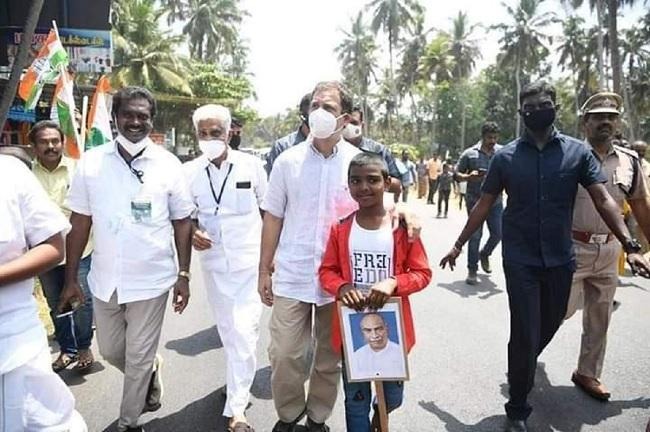 Rahul Gandhi kept his promise and gave sports shoes to a 12-year-old boy | राहुल गांधींनी वचन पाळले, १२ वर्षीय मुलाला स्पोर्ट्स शूज भेट म्हणून दिले Rahul Gandhi kept his promise and gave sports shoes to a 12-year-old boy | राहुल गांधींनी वचन पाळले, १२ वर्षीय मुलाला स्पोर्ट्स शूज भेट म्हणून दिले