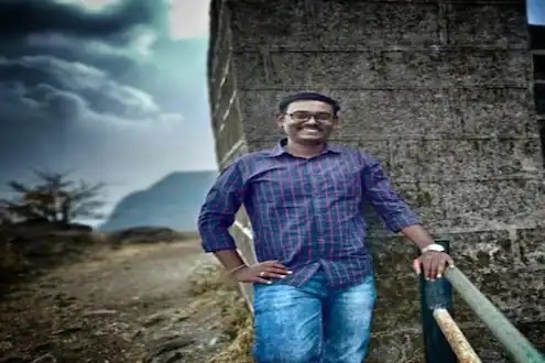 MPSC : Despite being elected as Tehsildar, he is not getting appointment, so young man work as an agricultural laborer | MPSC : ना. तहसीलदारपदी निवड झालेल्या तरुणावर आली शेतमजूर म्हणून राबण्याची वेळ; म्हणाला, लोक आम्हाला हसतात आणि सरकारला... MPSC : Despite being elected as Tehsildar, he is not getting appointment, so young man work as an agricultural laborer | MPSC : ना. तहसीलदारपदी निवड झालेल्या तरुणावर आली शेतमजूर म्हणून राबण्याची वेळ; म्हणाला, लोक आम्हाला हसतात आणि सरकारला...