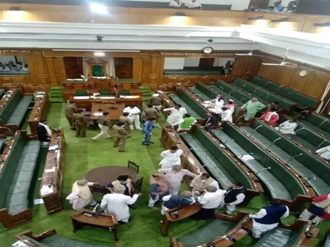 Ruckus ensued in Bihar Assembly over recovery of illicit liquor, Ruling and opposition MLAs clashed | बिहार विधानसभेत राडा; धक्काबुक्की, शिविगाळ करत सत्ताधारी आणि विरोधी आमदार भिडले, पाहा VIDEO Ruckus ensued in Bihar Assembly over recovery of illicit liquor, Ruling and opposition MLAs clashed | बिहार विधानसभेत राडा; धक्काबुक्की, शिविगाळ करत सत्ताधारी आणि विरोधी आमदार भिडले, पाहा VIDEO