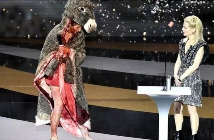 The actress went nude on stage to demand the reopening of theaters that were closed during the Corona period | ...म्हणून ही मोठी अभिनेत्री भर स्टेजवर झाली न्यूड, सरकारकडे केली अशी मागणी The actress went nude on stage to demand the reopening of theaters that were closed during the Corona period | ...म्हणून ही मोठी अभिनेत्री भर स्टेजवर झाली न्यूड, सरकारकडे केली अशी मागणी