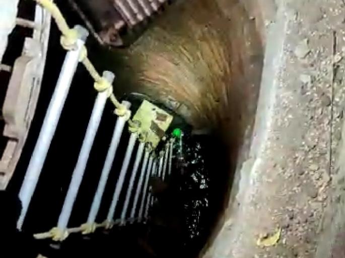 Father's jump into a 70 feet deep well to save the Son | बापमाणूस! पोटच्या गोळ्याला वाचविण्यासाठी पित्याची ७० फूट खोल विहिरीत उडी Father's jump into a 70 feet deep well to save the Son | बापमाणूस! पोटच्या गोळ्याला वाचविण्यासाठी पित्याची ७० फूट खोल विहिरीत उडी