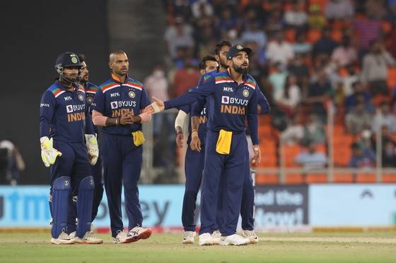 Ind vs Eng: Spectators barred from entering Narendra Modi stadium for third T20 | Ind vs Eng: तिसऱ्या टी-२० साठी प्रेक्षकांना स्टेडियममध्ये प्रवेश बंदी, कोरोना रुग्णसंख्या वाढल्याने निर्णय