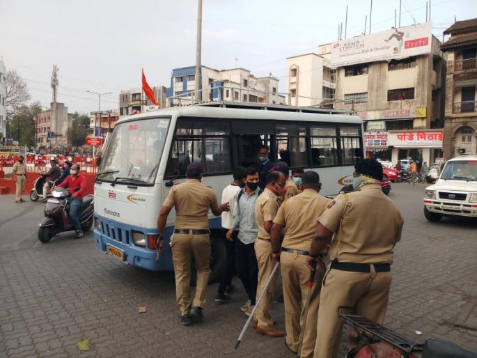 Police detaining those who do not wear masks in Nashik city; in Panchavati action | नाशिक शहरात मास्क न लावणाऱ्यांची पोलिसांकडून धरपकड; पंचवटीत कारवाई Police detaining those who do not wear masks in Nashik city; in Panchavati action | नाशिक शहरात मास्क न लावणाऱ्यांची पोलिसांकडून धरपकड; पंचवटीत कारवाई