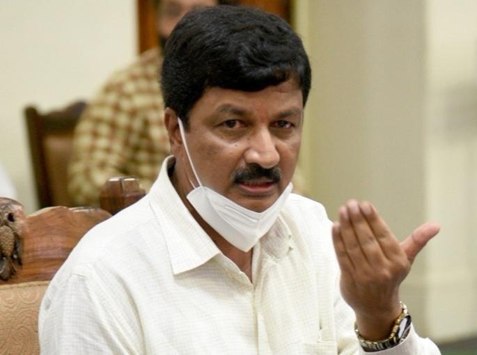 kidnapping doppelganger resignation the murky tale of karnataka sex cd scandal so far | Karnataka Sex CD Scandal : आक्षेपार्ह सीडी प्रकरणाला धक्कादायक वळण; पीडित महिलेचं झालं अपहरण, पालकांनी केला गंभीर आरोप kidnapping doppelganger resignation the murky tale of karnataka sex cd scandal so far | Karnataka Sex CD Scandal : आक्षेपार्ह सीडी प्रकरणाला धक्कादायक वळण; पीडित महिलेचं झालं अपहरण, पालकांनी केला गंभीर आरोप