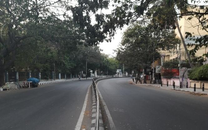 Chemical water is directly on the road, vehicles are running through chemical water | भयानक ! केमिकलचे पाणी थेट रस्त्यावर, केमिकलच्या पाण्यातूनच धावताहेत गाड्या Chemical water is directly on the road, vehicles are running through chemical water | भयानक ! केमिकलचे पाणी थेट रस्त्यावर, केमिकलच्या पाण्यातूनच धावताहेत गाड्या