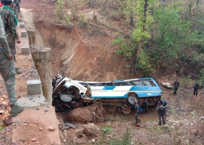 Major Naxal attack in Chhattisgarh, 5 soldiers Martyr | छत्तीसगडमध्ये मोठा नक्षलवादी हल्ला, IED स्फोट घडवून बस उडवली; ५ जवानांना वीरमरण 