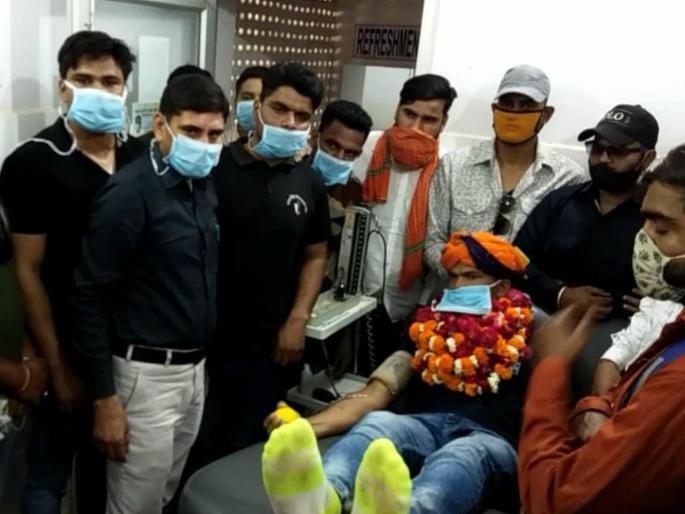 walked 42 kilometers on martyrs day donated blood for 42nd | कडक सॅल्यूट! शहीद दिनानिमित्त 6 तासांचा 42 किमी पायी प्रवास करत 42 वेळा केलं 'रक्तदान' walked 42 kilometers on martyrs day donated blood for 42nd | कडक सॅल्यूट! शहीद दिनानिमित्त 6 तासांचा 42 किमी पायी प्रवास करत 42 वेळा केलं 'रक्तदान'