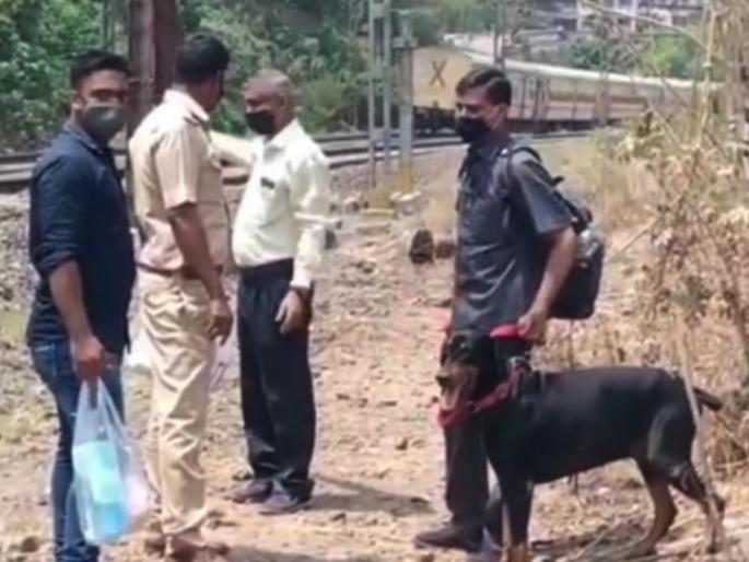 Body and head fell off and fell into the local; Death of a passenger hanging from a door | शिर धडावेगळं होऊन पडलं लोकलच्या डब्यात; दारात लटकलेल्या प्रवाशाचा खांबाला आपटून मृत्यू Body and head fell off and fell into the local; Death of a passenger hanging from a door | शिर धडावेगळं होऊन पडलं लोकलच्या डब्यात; दारात लटकलेल्या प्रवाशाचा खांबाला आपटून मृत्यू