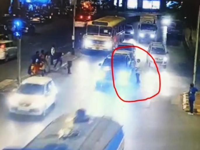 Mansukh Hiren was seen driving through a confiscated Mercedes; Scene capture on CCTV at CSMT Road | Video : मनसुख हिरेन एका जप्त केलेल्या मर्सिडीजमधून जाताना दिसले; सीएसएमटीच्या रस्त्यावरील सीसीटीव्हीत दृश्य कैद  Mansukh Hiren was seen driving through a confiscated Mercedes; Scene capture on CCTV at CSMT Road | Video : मनसुख हिरेन एका जप्त केलेल्या मर्सिडीजमधून जाताना दिसले; सीएसएमटीच्या रस्त्यावरील सीसीटीव्हीत दृश्य कैद