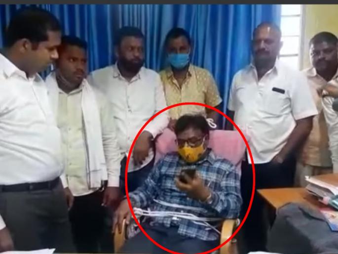 In Jalgaon, the MLAs tied the superintendent engineers of the power company with ropes | Video: शेतकऱ्यांचं वीज कनेक्शन तोडलं; आमदारांनी महावितरण अभियंत्यांना खुर्चीला बांधलं In Jalgaon, the MLAs tied the superintendent engineers of the power company with ropes | Video: शेतकऱ्यांचं वीज कनेक्शन तोडलं; आमदारांनी महावितरण अभियंत्यांना खुर्चीला बांधलं
