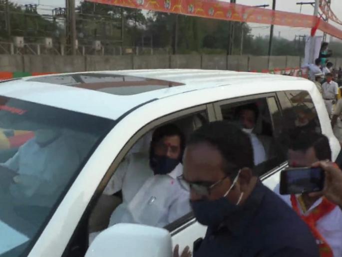 Eknath Shinde's trick to avoid crowds; Dedication of Vadavalli bridge without cutting the ribbon | गर्दी टाळण्यासाठी एकनाथ शिंदेंनी लढवली युक्ती; फित न कापताच वडवली पूलाचे केले लोकार्पण Eknath Shinde's trick to avoid crowds; Dedication of Vadavalli bridge without cutting the ribbon | गर्दी टाळण्यासाठी एकनाथ शिंदेंनी लढवली युक्ती; फित न कापताच वडवली पूलाचे केले लोकार्पण