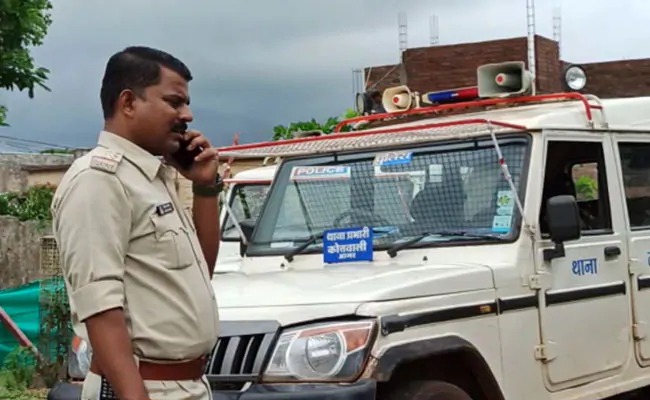 Madhya pradesh city security personnel beaten a man alleging not wearing mask and not following covid 19 guidelines in indore | 'मास्क'वरुन राडा, पावती फाडण्यास नकार दिल्याने नगर पालिकेच्या लोकांकडून तरुणाला पोलिसांसमोर मारहाण Madhya pradesh city security personnel beaten a man alleging not wearing mask and not following covid 19 guidelines in indore | 'मास्क'वरुन राडा, पावती फाडण्यास नकार दिल्याने नगर पालिकेच्या लोकांकडून तरुणाला पोलिसांसमोर मारहाण