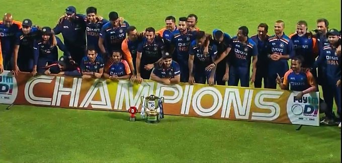 India VS England: India beat England & win the ODI series | India VS England : निसटता निसटता मारली बाजी, इंग्लंडवर मात करत भारताचा मालिका विजय