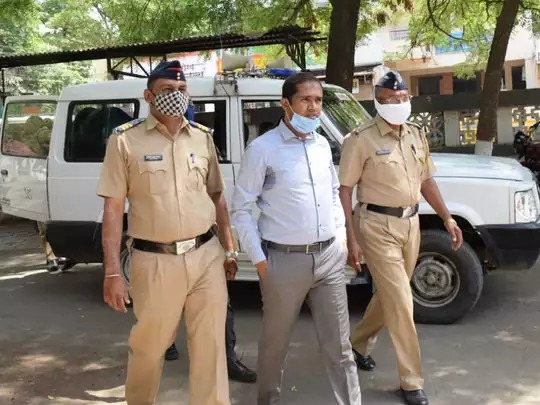 FIR against MLA activist who filmed video in cell | कोठडीतील व्हिडिओ चित्रण करणाऱ्या आमदाराच्या कार्यकर्त्याविरुद्ध गुन्हा FIR against MLA activist who filmed video in cell | कोठडीतील व्हिडिओ चित्रण करणाऱ्या आमदाराच्या कार्यकर्त्याविरुद्ध गुन्हा