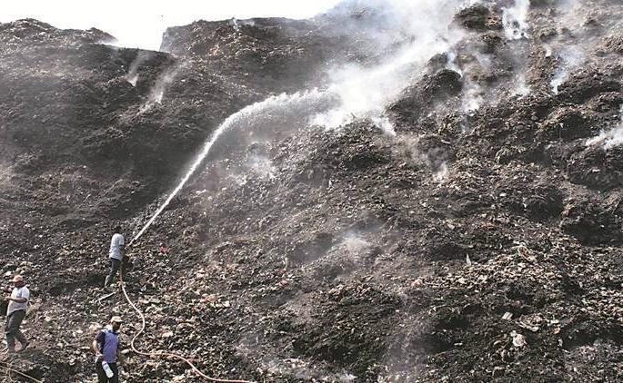 It is clear that diesel bottles are being set on fire in the garbage in 'Aadharwadi' | ‘आधारवाडी’तील कचऱ्यात डिझेलच्या बाटल्या, आगी लावल्या जात असल्याचे स्पष्ट