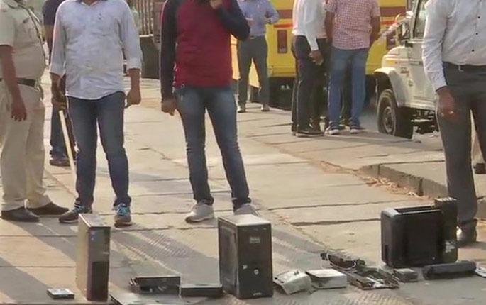 Experts help in forensic examination of items found in Mithi river, CPU, hard disk data retrieval | मिठी नदीतून सापडलेल्या वस्तुंची फॉरेन्सिक तपासणी, सीपीयू, हार्डडिस्कमधील डाटा शाेधण्यासाठी तज्ज्ञांची मदत