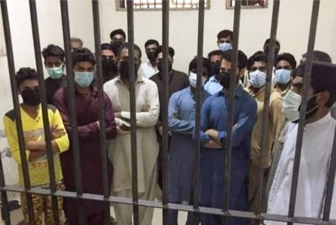 CoronaVirus Marathi News 20 people arrested for flouting corona SOPs they are packed in one cell Pakistan | CoronaVirus News : अजब पाकिस्तान! सोशल डिस्टंन्सिंगचे नियम मोडले; 20 जणांना एकाच तुरुंगात डांबले