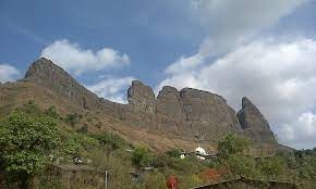 Two groups came face to face from Aarti at the Dargah and pushed the police | दर्ग्यावर आरतीवरून दोन गट आले आमने-सामने, पोलिसांनाही केली धक्काबुक्की Two groups came face to face from Aarti at the Dargah and pushed the police | दर्ग्यावर आरतीवरून दोन गट आले आमने-सामने, पोलिसांनाही केली धक्काबुक्की
