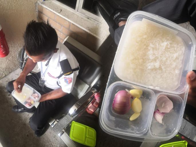 Security guard eating rice with onion garlic photo goes viral people said for the sake of family 2 | Security guard eating rice with onion garlic : कुटुंबासाठी काहीपण! सिक्युरिटी गार्डला कच्चा कांदा अन् लसणासह भात खाताना पाहून नेटीझन्स भावूक.... Security guard eating rice with onion garlic photo goes viral people said for the sake of family 2 | Security guard eating rice with onion garlic : कुटुंबासाठी काहीपण! सिक्युरिटी गार्डला कच्चा कांदा अन् लसणासह भात खाताना पाहून नेटीझन्स भावूक....