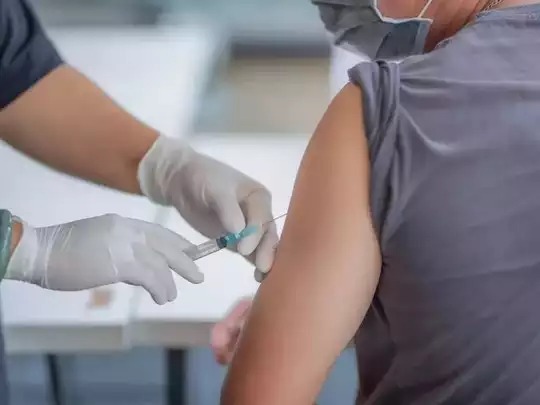 corona vaccination: High corona vaccination was given in Maharashtra on Thursday, more than three lakh people were vaccinated in a day | corona vaccination : महाराष्ट्रात गुरुवारी झाले उच्चांकी कोरोनाचे लसीकरण, दिवसभरात तीन लाखांहून अधिक जणांना दिली लस corona vaccination: High corona vaccination was given in Maharashtra on Thursday, more than three lakh people were vaccinated in a day | corona vaccination : महाराष्ट्रात गुरुवारी झाले उच्चांकी कोरोनाचे लसीकरण, दिवसभरात तीन लाखांहून अधिक जणांना दिली लस