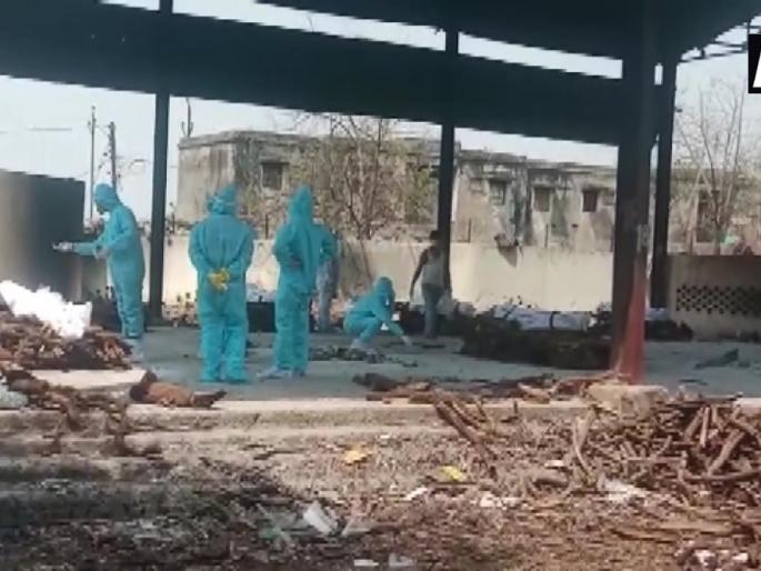 CoronaVirus Live Updates durg so many deaths due corona durg cremation site falling short mercury also full | CoronaVirus Live Updates : मृत्यूनंतरही होताहेत हाल! स्मशानभूमीबाहेर अंत्यसंस्कारासाठी लागले मृतदेहांचे ढीग  CoronaVirus Live Updates durg so many deaths due corona durg cremation site falling short mercury also full | CoronaVirus Live Updates : मृत्यूनंतरही होताहेत हाल! स्मशानभूमीबाहेर अंत्यसंस्कारासाठी लागले मृतदेहांचे ढीग