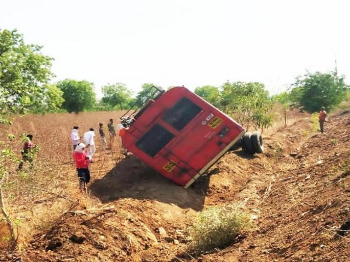 The bus overturned due to brake failure; Six passengers, including the driver, were injured | ब्रेक फेल झाल्याने बस उलटली; चालक-वाहकासह सहा प्रवासी जखमी The bus overturned due to brake failure; Six passengers, including the driver, were injured | ब्रेक फेल झाल्याने बस उलटली; चालक-वाहकासह सहा प्रवासी जखमी