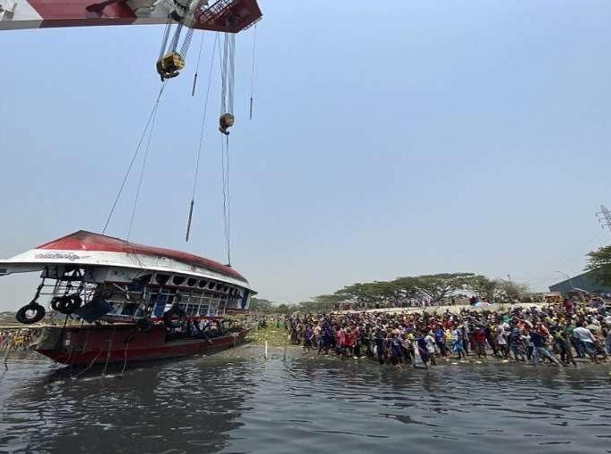 Horrific accidents involving cargo vessel and launch in Bangladesh; 27 killed | बांगलादेशात मालवाहू जहाज आणि प्रवासी नौका यांच्या भीषण अपघात; २७ जणांचा मृत्यू Horrific accidents involving cargo vessel and launch in Bangladesh; 27 killed | बांगलादेशात मालवाहू जहाज आणि प्रवासी नौका यांच्या भीषण अपघात; २७ जणांचा मृत्यू