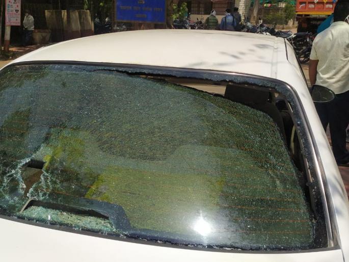 Stone Pelting were at the vehicle of the deputy commissioner who went to take action against the violators of the Corona rules | कोरोना नियमांचे उल्लंघन करणाऱ्यांविरूद्ध कारवाई करण्यासाठी गेलेल्या उपायुक्तांच्या वाहनावर दगडफेक  