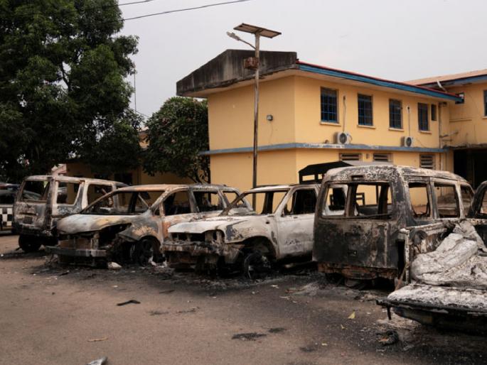 two thousand prisoners escaped from jail in nigeria | बापरे! 'या' देशात थेट जेलवरच हल्ला; तब्बल 2 हजार कैद्यांचं पलायन, घटनेने खळबळ two thousand prisoners escaped from jail in nigeria | बापरे! 'या' देशात थेट जेलवरच हल्ला; तब्बल 2 हजार कैद्यांचं पलायन, घटनेने खळबळ