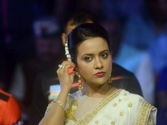 Amruta Fadnavis Tweet Over corona vaccination in india | Amruta Fadnavis : ...म्हणून अमृता फडणवीस यांना आता चक्क आपलं वय जास्त असावं असं वाटतंय; केलं 'हे' ट्विट