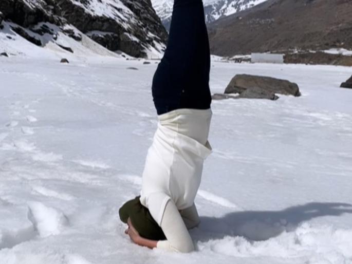 Actress sonali khare did yoga in the snow | ... तिथूनच आयुष्याला सुरुवात होते, मराठमोळ्या अभिनेत्रीचा बर्फ योगातून संदेश Actress sonali khare did yoga in the snow | ... तिथूनच आयुष्याला सुरुवात होते, मराठमोळ्या अभिनेत्रीचा बर्फ योगातून संदेश