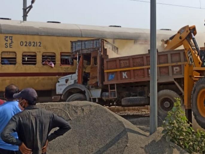 A truck laden with stones hit the railway, fortunately a major accident was averted in Jalgaon | खडीने भरलेला ट्रक रेल्वेवर धडकला, जळगावमध्ये सुदैवाने मोठा अपघात टळला A truck laden with stones hit the railway, fortunately a major accident was averted in Jalgaon | खडीने भरलेला ट्रक रेल्वेवर धडकला, जळगावमध्ये सुदैवाने मोठा अपघात टळला