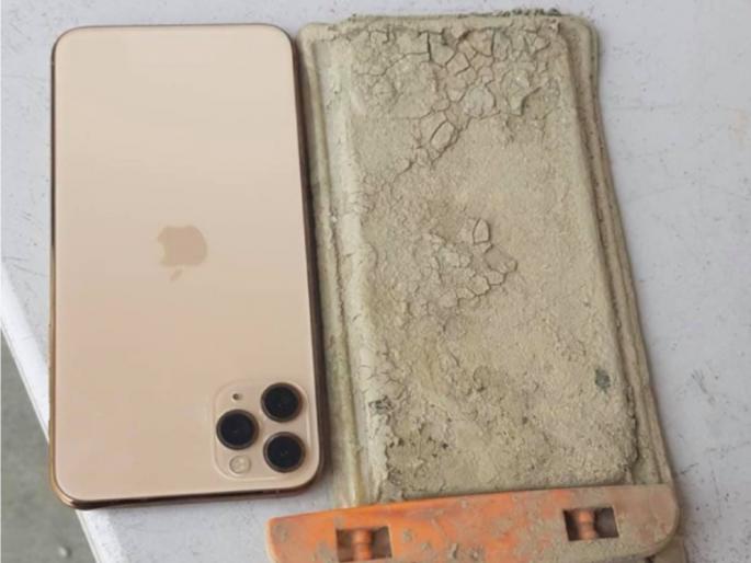 iphone had fallen in the lake drought helps man to recover mobile after a year it still works | १ वर्षापूर्वी नदीत पडला होता iPhone; सुकलेल्या नदीत सापडला; चार्जिंग करताच पुन्हा झाला सुरू iphone had fallen in the lake drought helps man to recover mobile after a year it still works | १ वर्षापूर्वी नदीत पडला होता iPhone; सुकलेल्या नदीत सापडला; चार्जिंग करताच पुन्हा झाला सुरू