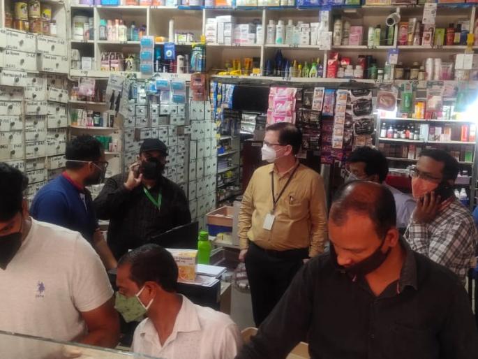 To curb the black market of remedicivir at the collector ground, visit the medical and check the data | रेमडेसिविरचा काळाबाजार रोखण्यासाठी कलेक्टर ग्राऊंडवर, मेडिकलला भेट देऊन तपासला डाटा To curb the black market of remedicivir at the collector ground, visit the medical and check the data | रेमडेसिविरचा काळाबाजार रोखण्यासाठी कलेक्टर ग्राऊंडवर, मेडिकलला भेट देऊन तपासला डाटा
