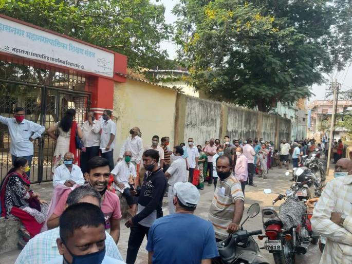 Corona Vaccine: Queues of citizens for vaccination in Ulhasnagar, harassment of citizens | Corona Vaccine : उल्हासनगरात लसीकरणासाठी नागरिकांच्या रांगा, नागरिक हैराण Corona Vaccine: Queues of citizens for vaccination in Ulhasnagar, harassment of citizens | Corona Vaccine : उल्हासनगरात लसीकरणासाठी नागरिकांच्या रांगा, नागरिक हैराण