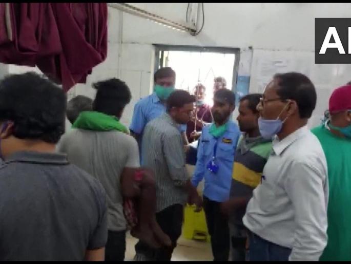 West Bengal Assembly Election 2021voting tension in coochbehar polling booth bombs hurled firing | West Bengal Assembly Election 2021: बापरे! पश्चिम बंगालमध्ये मतदानादरम्यान मोठा हिंसाचार; गोळीबारात चौघांचा मृत्यू, 4 जण जखमी West Bengal Assembly Election 2021voting tension in coochbehar polling booth bombs hurled firing | West Bengal Assembly Election 2021: बापरे! पश्चिम बंगालमध्ये मतदानादरम्यान मोठा हिंसाचार; गोळीबारात चौघांचा मृत्यू, 4 जण जखमी