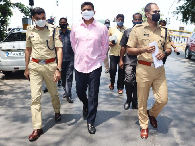 Guardian Minister aslam shaikh took to the streets to inspect the lockdown | टाळेबंदीची पाहणी करण्यासाठी पालकमंत्री उतरले रस्त्यावर Guardian Minister aslam shaikh took to the streets to inspect the lockdown | टाळेबंदीची पाहणी करण्यासाठी पालकमंत्री उतरले रस्त्यावर