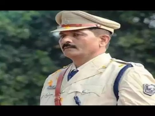 The mother died after seeing the body of a boy who was a police officer | हृदयद्रावक! पोलीस अधिकारी असलेल्या मुलाचा मृतदेह पाहून आईने सोडला प्राण The mother died after seeing the body of a boy who was a police officer | हृदयद्रावक! पोलीस अधिकारी असलेल्या मुलाचा मृतदेह पाहून आईने सोडला प्राण