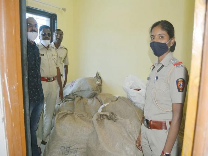 Gutkha stocks worth Rs 3 lacs seized in Hingoli | हिंगोलीत सव्वा तीन लाखांचा गुटख्याचा साठा जप्त Gutkha stocks worth Rs 3 lacs seized in Hingoli | हिंगोलीत सव्वा तीन लाखांचा गुटख्याचा साठा जप्त