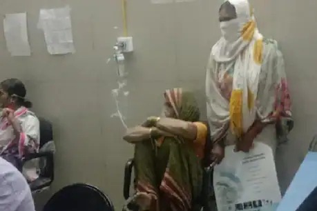 coronavirus: Worrying situation in Maharashtra, patient has to be put in a chair due to lack of bed | coronavirus: महाराष्ट्रात चिंताजनक परिस्थिती, बेड नसल्याने रुग्णाला खुर्चीवर बसवून द्यावा लागला ऑक्सिजन coronavirus: Worrying situation in Maharashtra, patient has to be put in a chair due to lack of bed | coronavirus: महाराष्ट्रात चिंताजनक परिस्थिती, बेड नसल्याने रुग्णाला खुर्चीवर बसवून द्यावा लागला ऑक्सिजन